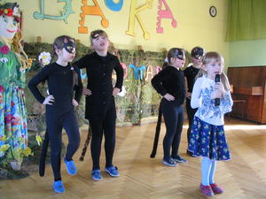Solo śpiewała Justynka L.,tańczące kotki to -Weronika D.,Patrycja R.,Julia W. i Oliwia O.